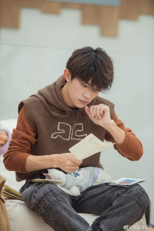 易烊千玺复古照片,穿越时光的青春印记